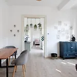 Cute Boho Apt With Balcony
