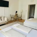 Zentrales Apartment Mit Balkon