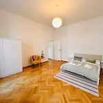 Geraeumiges Apartment Im Wiener Altbauflair
