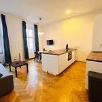 Geraeumiges Apartment Im Wiener Altbauflair