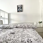 Central Large Apartment With Balcony