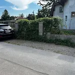 Gartenhaus Am Stadtrand Von Wien Mit Parkplatz