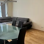 City Home Stay- 8 Min To City Center