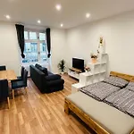 Central Sunny Apartment With Free Parking