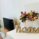 Central Sunny Apartment With Free Parking