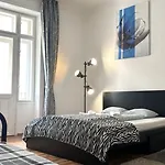 Big And Comfortable Mariahilfer Apartment