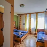 Affordable Central Rooms, 10-Min To Lugner City