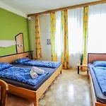 Affordable Central Rooms, 10-Min To Lugner City