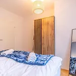 Superb Fully Equipped Apartment, 9 Min To City Center Via Metro