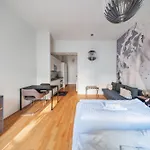 Stylish Nest For 4