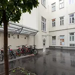 Ruheoase Im Dachgeschoss Mit Klimaanlage, Nur 10 Minuten Ins Zentrum
