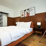 Spacious Studio In Prime Location With Queen Bed