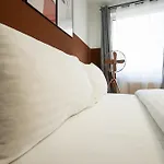 Spacious Studio In Prime Location With Queen Bed