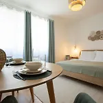 Bright Modern Studio In Center With A Queen Bed