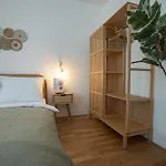 Bright Modern Studio In Center With A Queen Bed