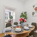 Stylish & Modern Viennese Apartment