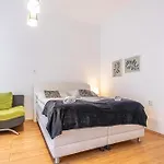 Comfortable 2Br Apt Central And Well Connected