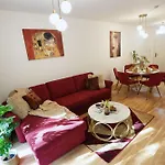 Carl\'S Design Residences By Domicilia Apartments