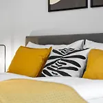 Free Parking I Balcony I 5 Min To Train Station