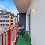 Free Parking I Balcony I 5 Min To Train Station