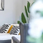 Free Parking I Balcony I 5 Min To Train Station