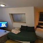Cozy Bright Penthouse Close To U1 And U6 Metros