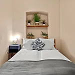 Spacious 2 Bedroom I 2 Minutes To Metro And Train Station