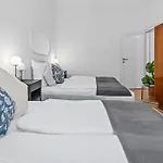 Spacious 2 Bedroom I 2 Minutes To Metro And Train Station