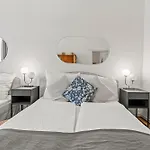 Spacious 2 Bedroom I 2 Minutes To Metro And Train Station