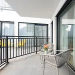 Elegant 1Br Balcony Oasis By Hm