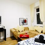 Cozy 2Br Apartment Ideal For Families & Long Stays