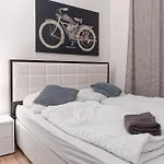 Lovely 2Br Apt With Ideal Location