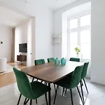Ultra Spacious 3-Bedroom 3-Bath Steps From Vienna\'S Historic Heart