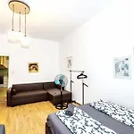 Family Apartment Near Schoenbrunn Palace
