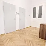 Spacious Rooms - 15 Min From Airport & City Center, 5 Min From Vienna Main-Bus Station Ez 7-8