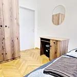 Spacious Rooms - 15 Min From Airport & City Center, 5 Min From Vienna Main-Bus Station Ez 7-8