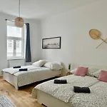 Stylish & Renovated Apartment With Free Parking