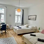 Stylish & Renovated Apartment With Free Parking
