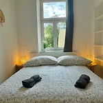 Stylish & Renovated Apartment With Free Parking