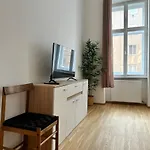 Sunny & Calm Apartment With Free Parking