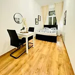 Charming 5Br Shared Apt, Minutes From Atzgersdorf