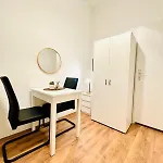 Chic 5Br Apt For 10P, With Direct City Access
