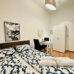 Chic 5Br Apt For 10P, With Direct City Access