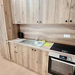 Spacious Rooms - 15 Min From Airport & City Center, 5 Min From Vienna Main-Bus Station Ez 12