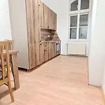 Spacious Rooms - 15 Min From Airport & City Center, 5 Min From Vienna Main-Bus Station Ez 12
