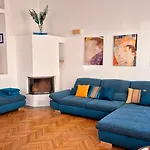 Sunny And Spacious Apartment Near City Centre