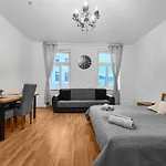 Modern Three-Bedroom, Triple King Beds