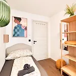 Modern Penthouse Apartment With Balcony & Free Parking