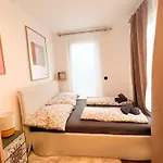 Modern Penthouse Apartment With Balcony & Free Parking