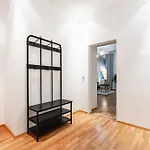 Spacious 3-Room Apt. 15 Min To The City Center